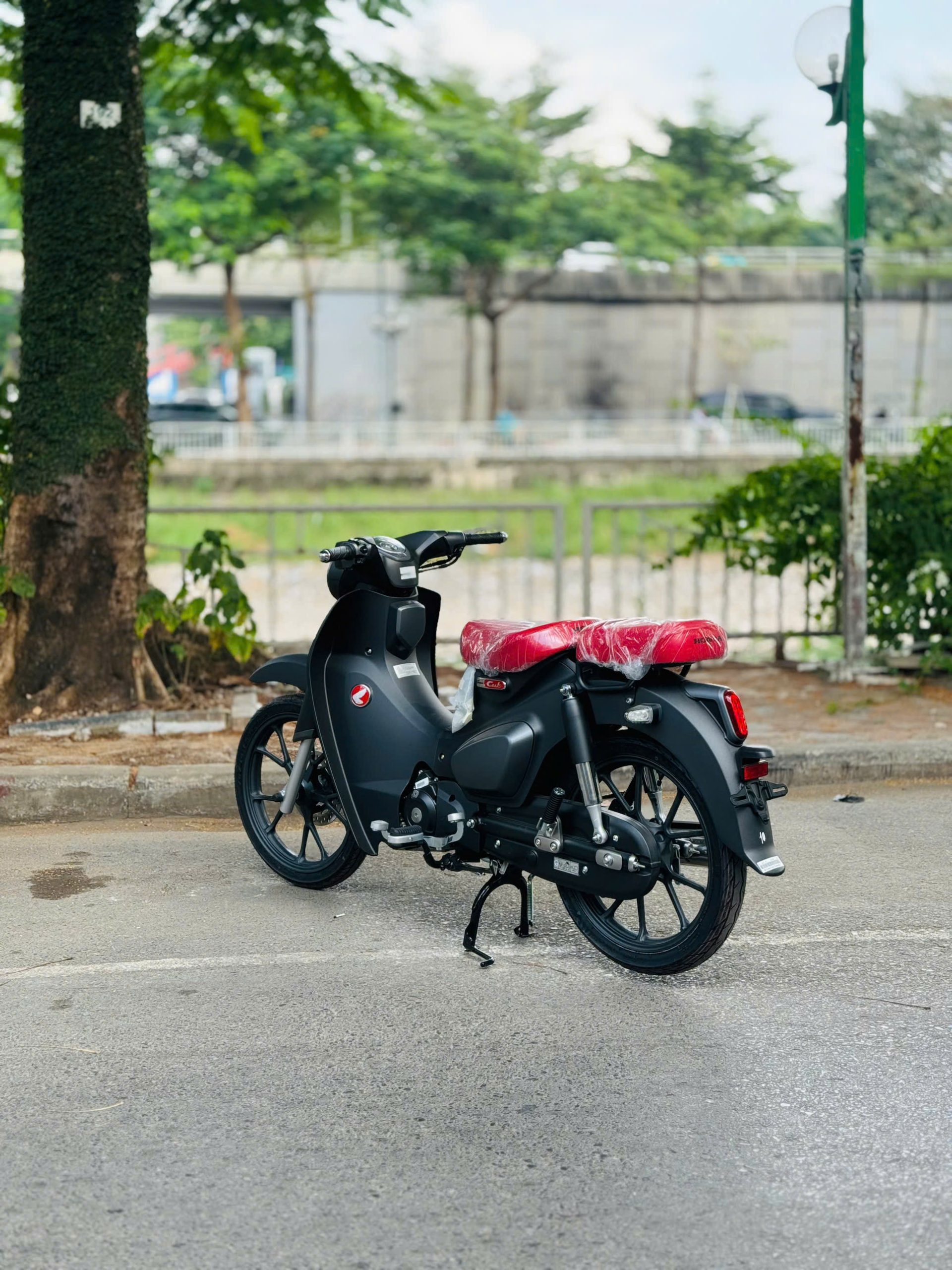 honda cub mới màu đen và xám bạc giá cả liên hệ